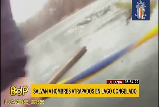 Ucrania: policías arriesgan sus vidas para salvar a jóvenes atrapados en lago congelado