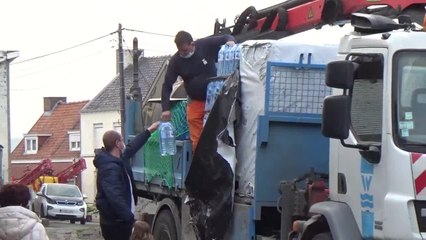 Wattripont (Frasnes lez Anvaing) Distribution bouteilles eau au village