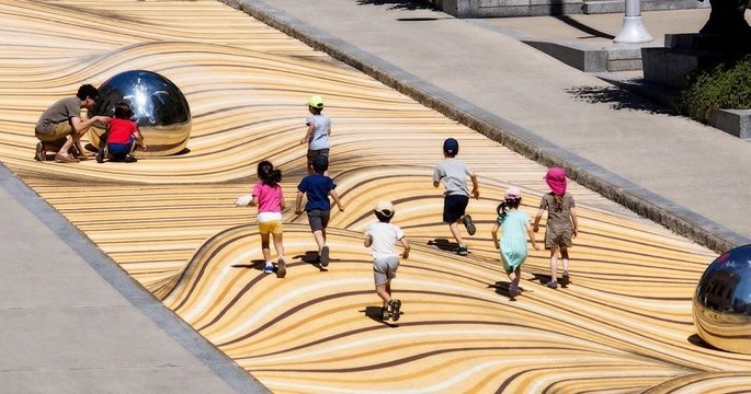 À Montreal, une rue peinte en trompe-l'oeil donne l'impression de marcher sur des sables mouvants