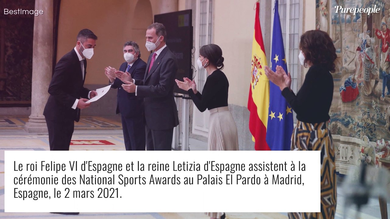 Letizia d'Espagne de cérémonie au palais : jupe recyclée et boucles d'oreilles fantaisie avec Felipe