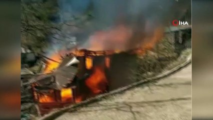 Yangında köy evi kullanılamaz hale geldi