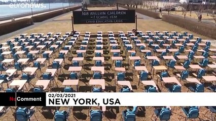 168 leere Stühle: Das "pandemische Klassenzimmer" klagt an