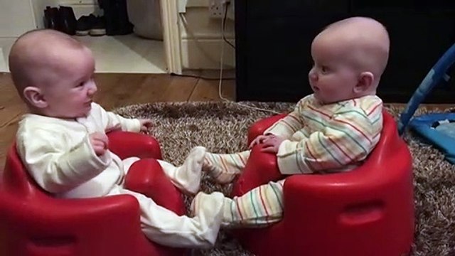 2 bébés en pleine discussion... trop mignon