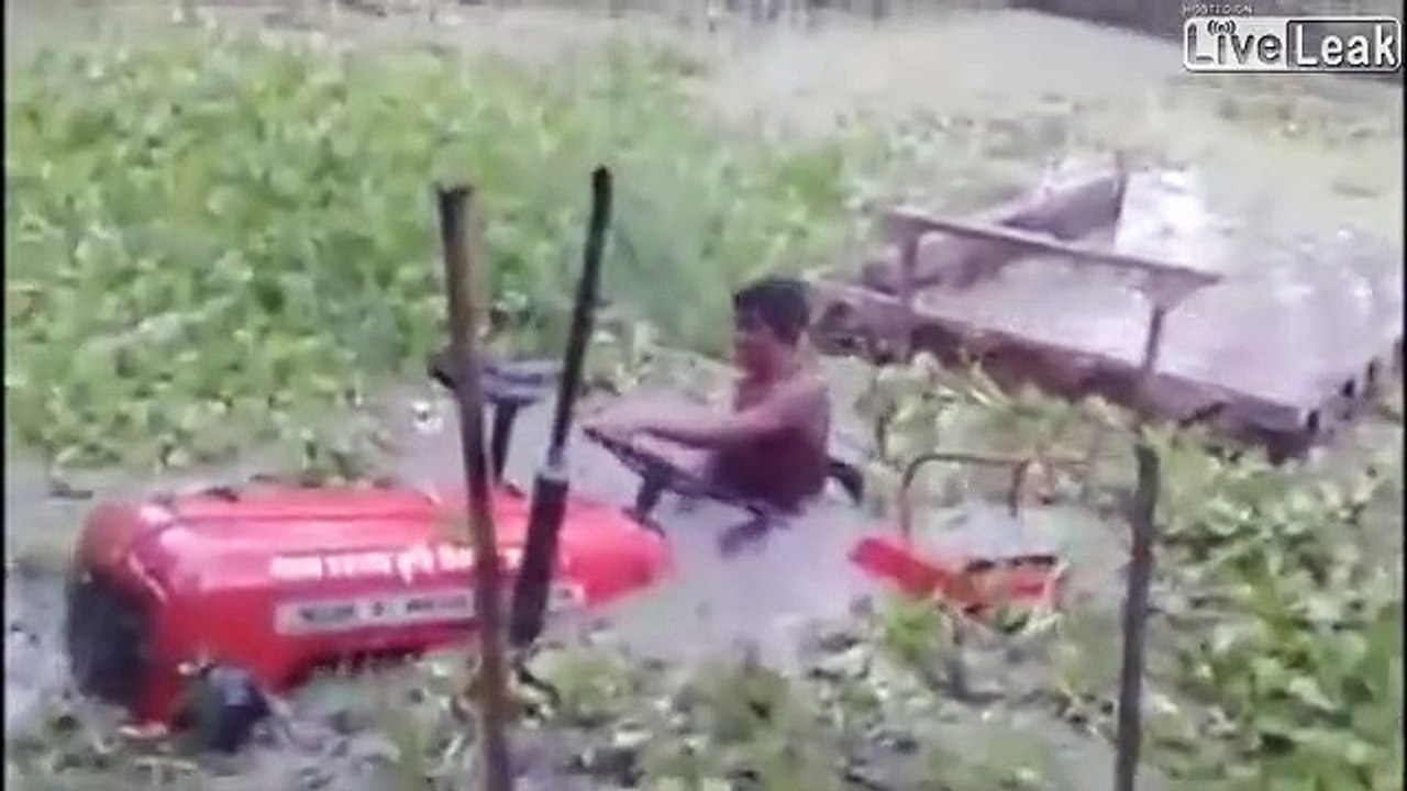 Tracteur amphibie... Il roule sous l'eau