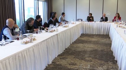 İSTANBUL - Kılıçdaroğlu, tiyatro sanatçıları ve birlik temsilcileriyle bir araya geldi