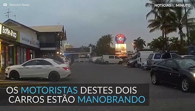 Esses dois motoristas mostram como não manobrar em estacionamento