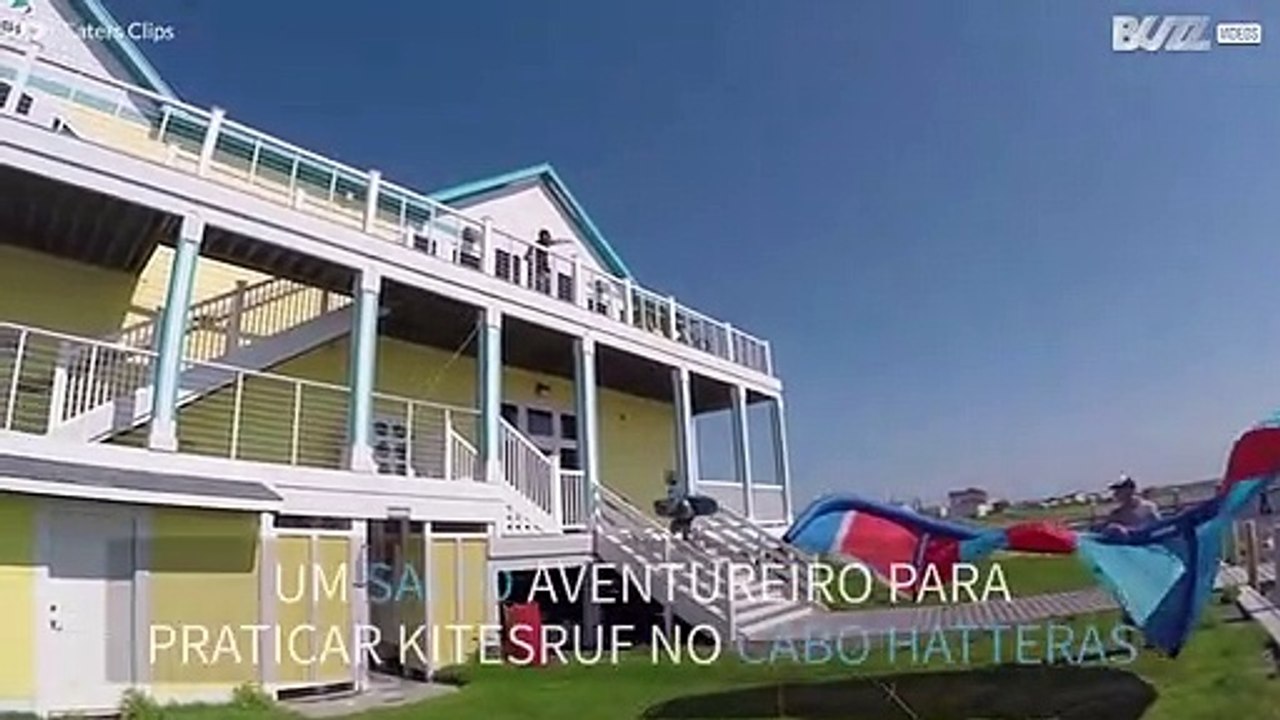 Jovem se joga de varanda para praticar kitesurf
