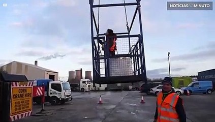 Novo recorde: jogador de futebol controla bola lançada a 41 metros de altura