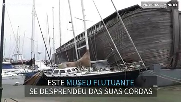 Ventos fortes empurram museu flutuante contra embarcações