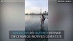 Jovem faz patinação no gelo no porto congelado de Toronto