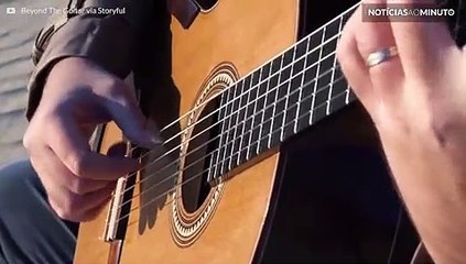 Gato abre porta com a maior facilidade