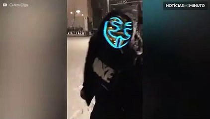 Grupo de mascarados dança na neve na Inglaterra