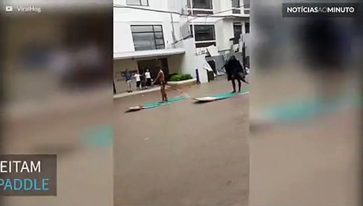 Moradores fazem paddle nas ruas inundadas nas Filipinas