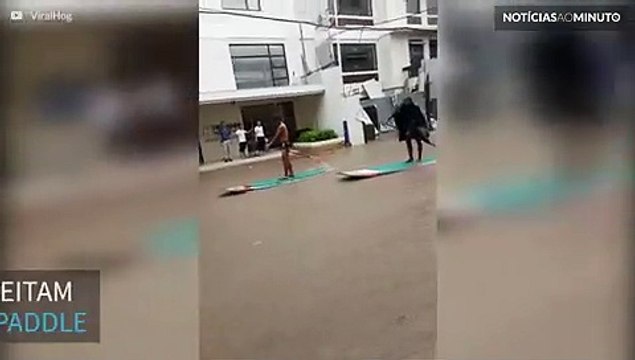 Moradores fazem paddle nas ruas inundadas nas Filipinas