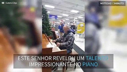 Velhinho dá show ao tocar piano em loja nos EUA