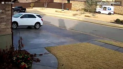 Carteiro sofre acidente bizarro durante entrega!