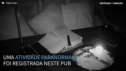 Fantasma é filmado movendo bíblia