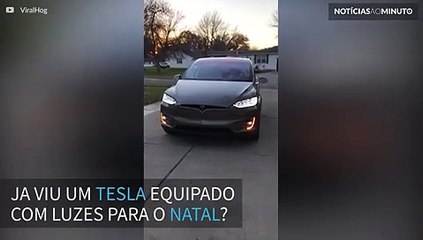Um Tesla equipado com luzes de natal