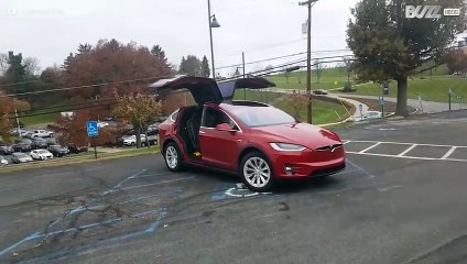 Carro com tecnologia de ponta dança ao som de música de Natal