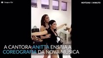 Anitta ensina coreografia da nova musica com Simone e Simaria
