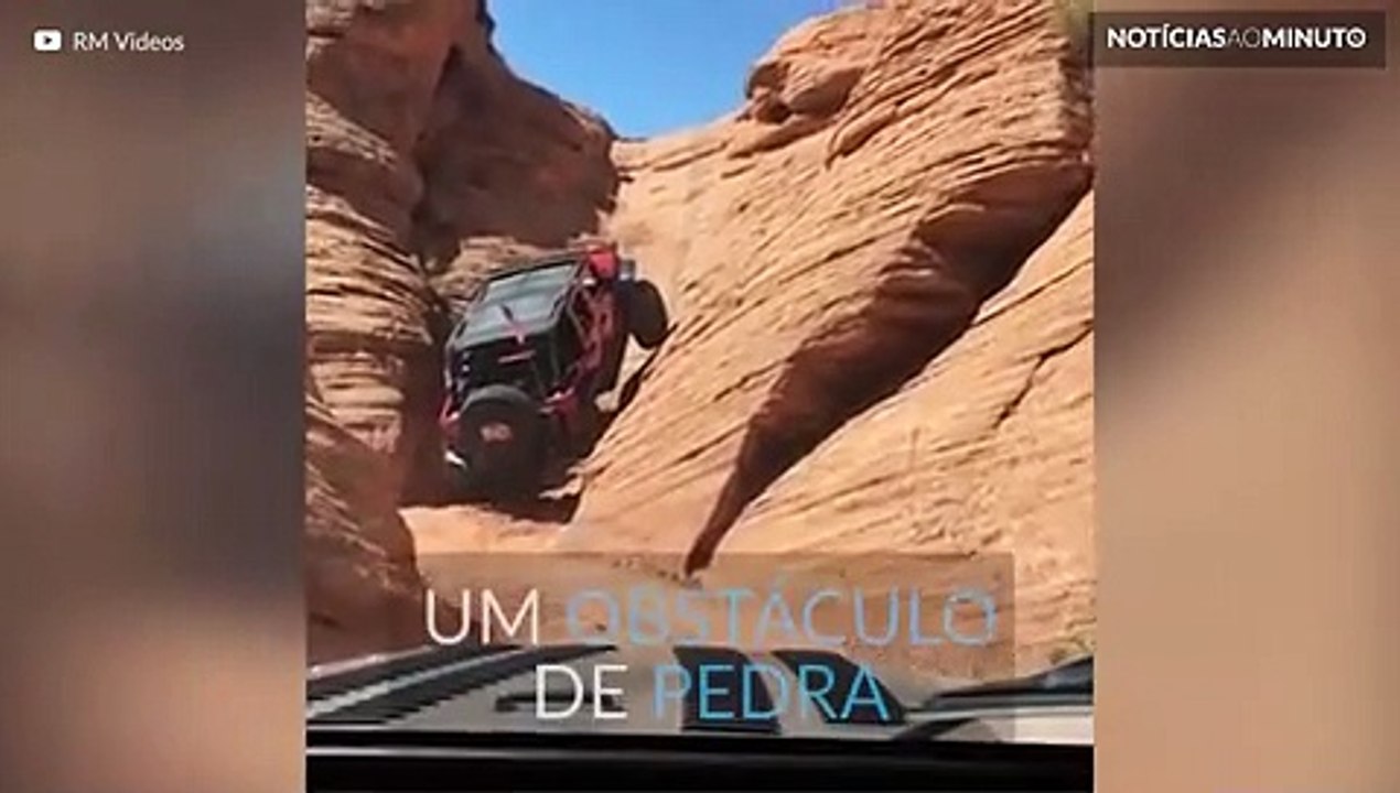 Jipe sobe parede de pedra