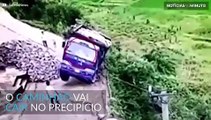 Imagens impressionantes mostram homem pulando do caminhão antes de cair no precipício