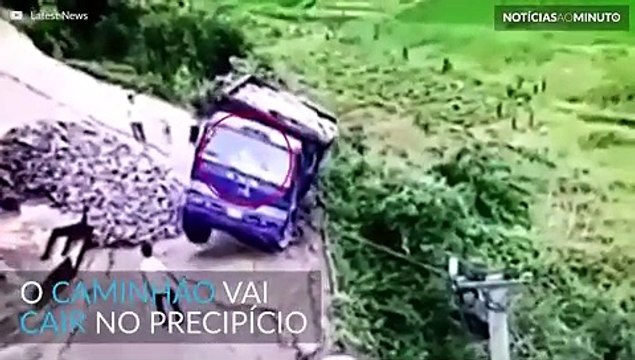 Imagens impressionantes mostram homem pulando do caminhão antes de cair no precipício