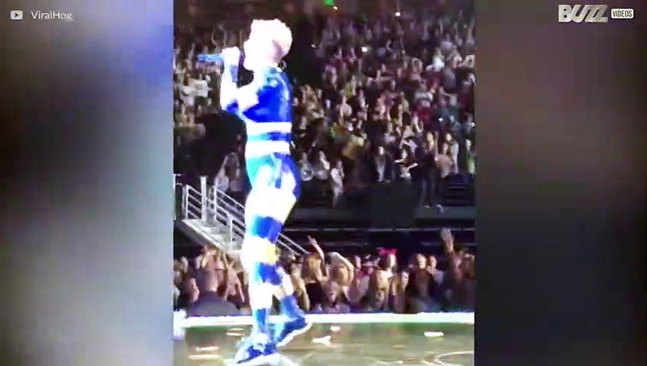 Katy Perry chuta bola e acerta celular de fã!