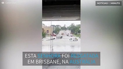 Mulher é resgatada de carro arrastado por inundação na Austrália