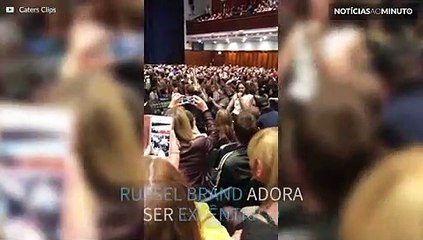 Comediante Russel Brand pega carona em colo de fã!