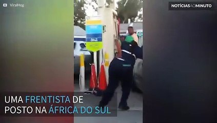 Funcionária alcoolizada atende clientes dançando