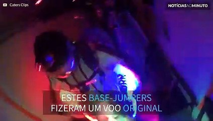 BASE-jumpers usam wingsuits com luzes LED em salto noturno