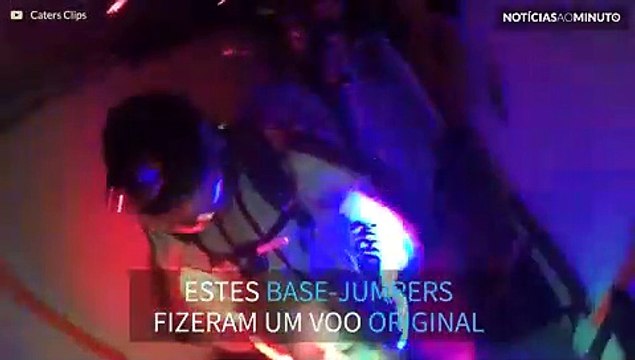BASE-jumpers usam wingsuits com luzes LED em salto noturno