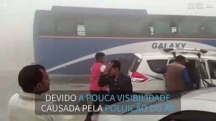 Poluição provoca grave acidente em cadeia na Índia