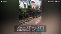 Automóvel é destruída por trem em movimento