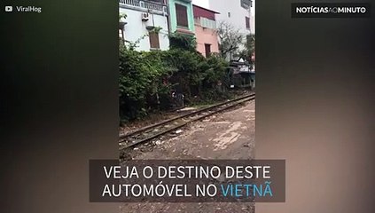 Automóvel é destruída por trem em movimento