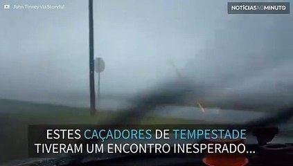 Caçadores de tempestade tem encontro inesperado com tornado nos EUA