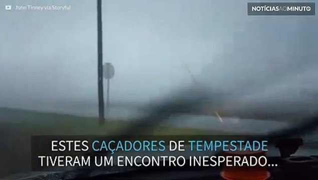 Caçadores de tempestade tem encontro inesperado com tornado nos EUA