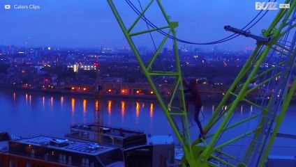 Aventureiro escala guindaste para passar mensagem inspiradora