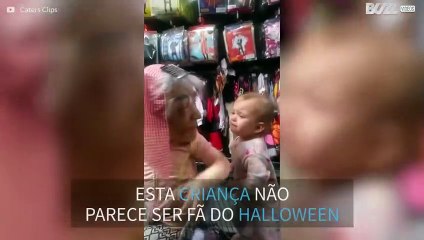 Menina se assusta com máscara de Halloween