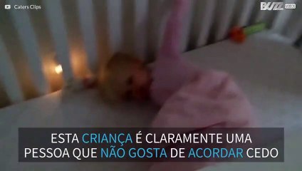 Esta menina não quer se levantar da cama