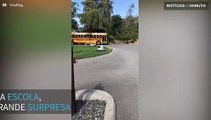 Família de ‘T-Rex’ recepciona menina ao voltar da escola
