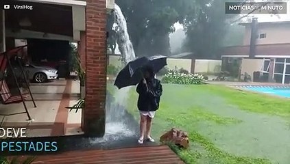 Raio cai assustadoramente perto de criança