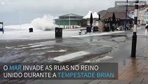 Mar invade ruas no Reino Unido durante tempestade Brian