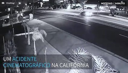Carro passa por baixo de carreta em acidente cinematográfico