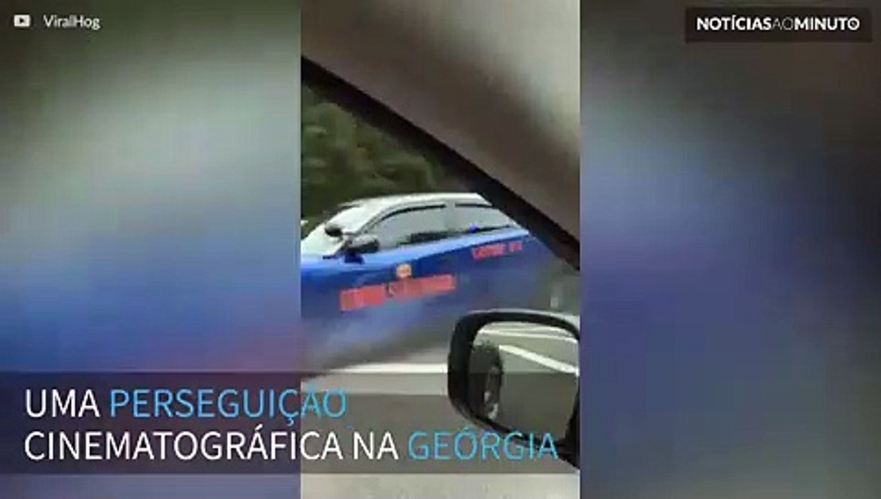 Mustang capota durante perseguição policial