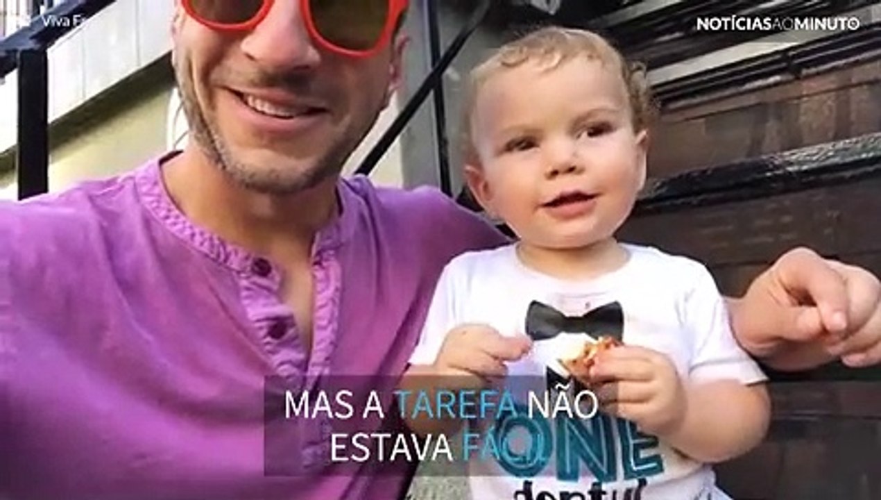 Pai tenta ensinar filho bebê a dizer as vogais