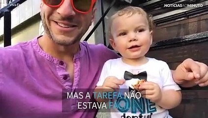Pai tenta ensinar filho bebê a dizer as vogais