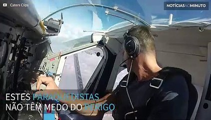Paraquedista voa perigosamente ao lado de avião