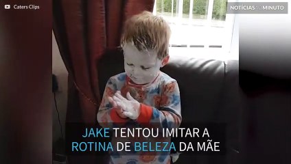 Criança de 2 anos tenta imitar ritual de beleza da mãe
